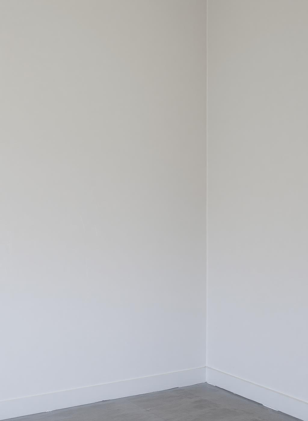 Ungestrichene, graue Innenwand mit leichten Gebrauchsspuren